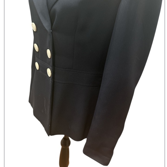 Halston Vintage Navy‎ Bue blazer is preowned in excellent condition. Size 8. - Picture 2 of 9
